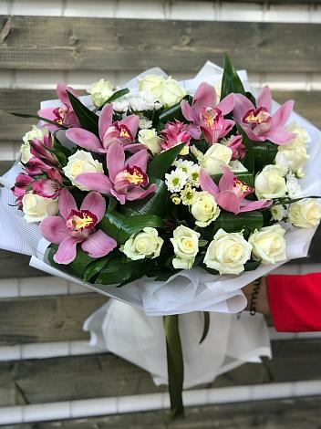 Букет цветов из: Розы и Хризантемы в Цибино