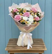 Букет цветов из:  Гвоздики, Орхидеи и Розы в Цибино