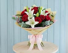Букет цветов из:  Лилии и Розы в Цибино