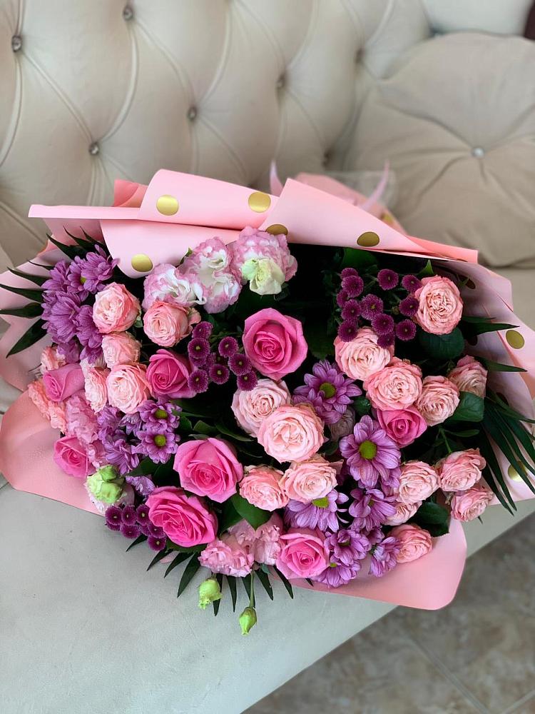 Букет цветов из: Хризантемы, Розы и Лизиантусы в Цибино