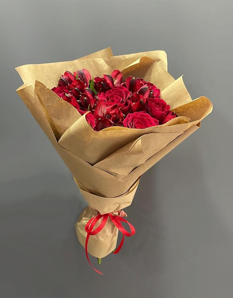 Букет цветов из: Альстромерии и Розы в Цибино