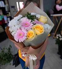 Букет цветов из:  Герберы, Розы и Хризантемы в Цибино