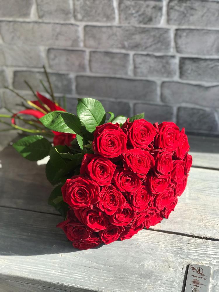 Букет Красные розы Фридом в Цибино