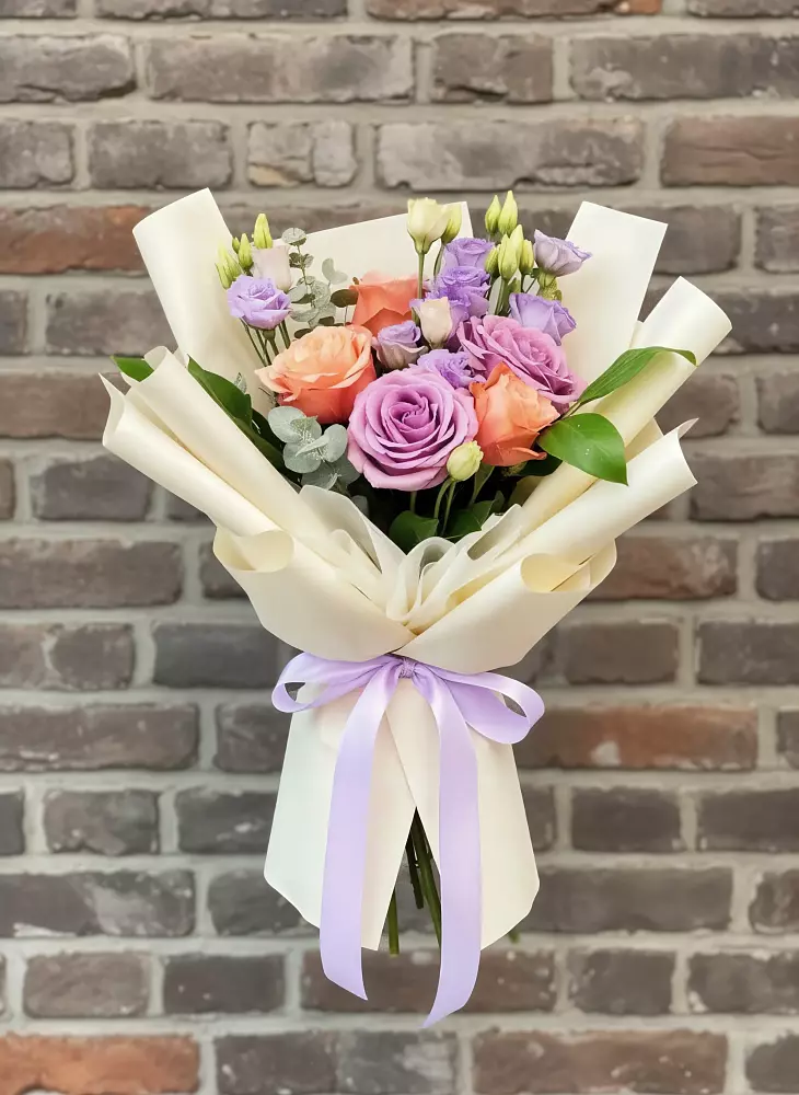 Букет цветов из: Лизиантусы и Розы в Цибино