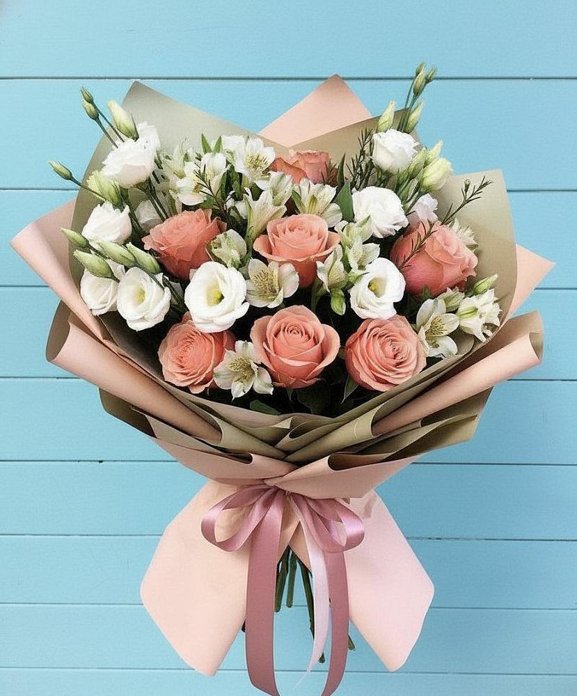 Букет цветов из: Розы, Альстромерии и Лизиантусы в Цибино