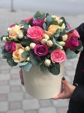 Цветочная композиция из Розы в шляпной коробке в Цибино
