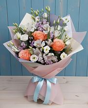 Букет цветов из:  Лизиантусы, Розы, Альстромерии и Гипсофила в Цибино