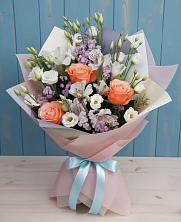 Букет цветов из:  Лизиантусы, Розы, Альстромерии и Гипсофила в Цибино