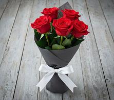 Букет 5 Красных роз Эдлесс Лав в Цибино