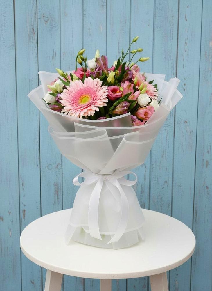 Букет цветов из: Герберы, Альстромерии и Лизиантусы в Цибино