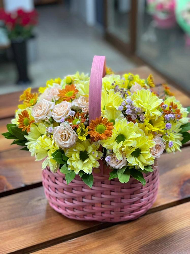Цветочная композиция из Хризантемы и Розы в корзине в Цибино