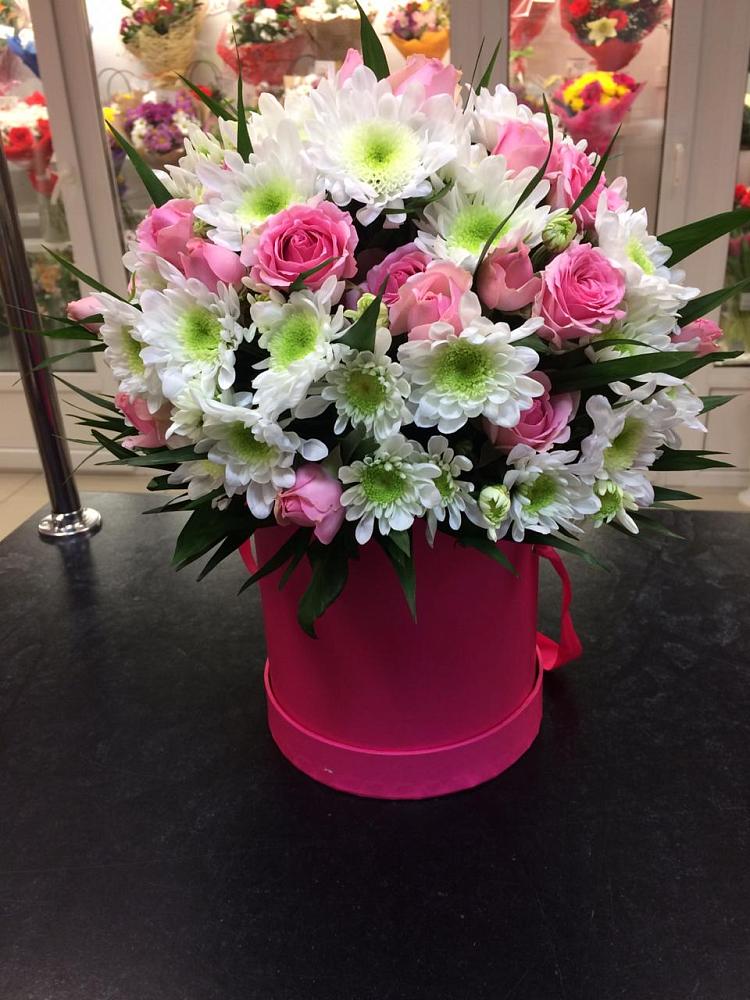 Цветочная композиция из Розы и Хризантемы в шляпной коробке в Цибино