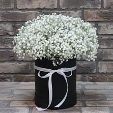 Цветочная композиция из Гипсофила в шляпной коробке в Цибино