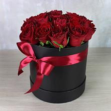 Цветочная композиция из Розы в шляпной коробке в Цибино