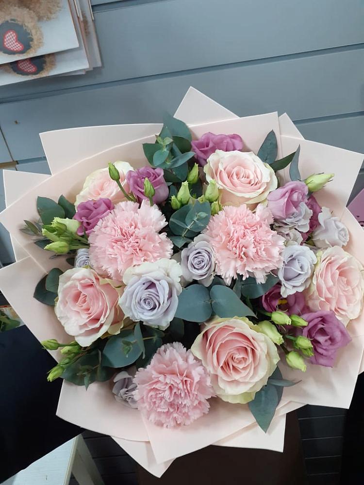 Букет цветов из: Розы, Гвоздики и Лизиантусы в Цибино