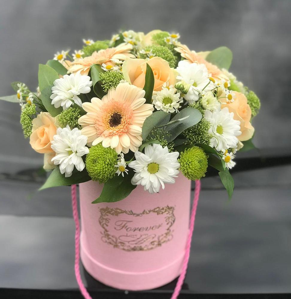 Цветочная композиция из Розы, Герберы и Хризантемы в шляпной коробке в Цибино