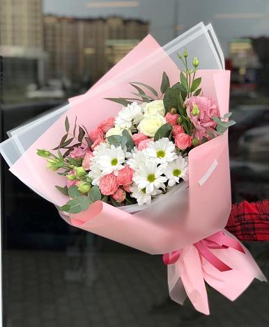 Букет цветов из: Розы, Лизиантусы и Хризантемы в Цибино