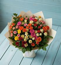 Букет Микс из разноцветных кустовых роз в Цибино