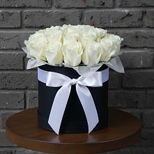 Цветочная композиция из Розы в шляпной коробке в Цибино